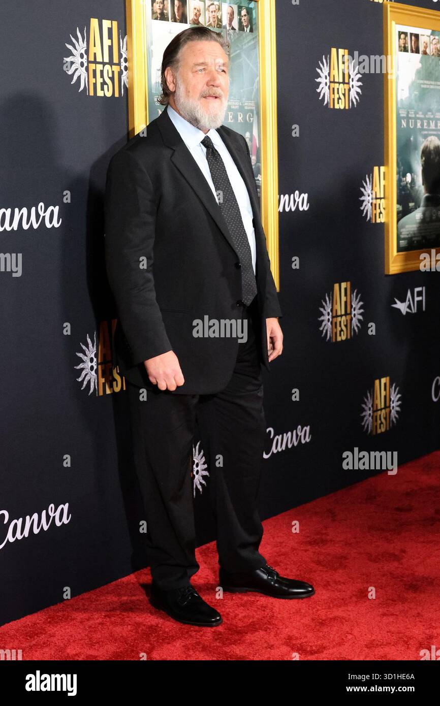24 ottobre 2025 ca. Russell Crowe agli arrivi per la prima di NORIMBERGA all'AFI FEST 2025 presentato da Canva, TCL Chinese Theatre, Los Angeles, CA, 24 ottobre, 2025. crediti: Priscilla Grant/Everett Collection/Alamy Live News Foto Stock