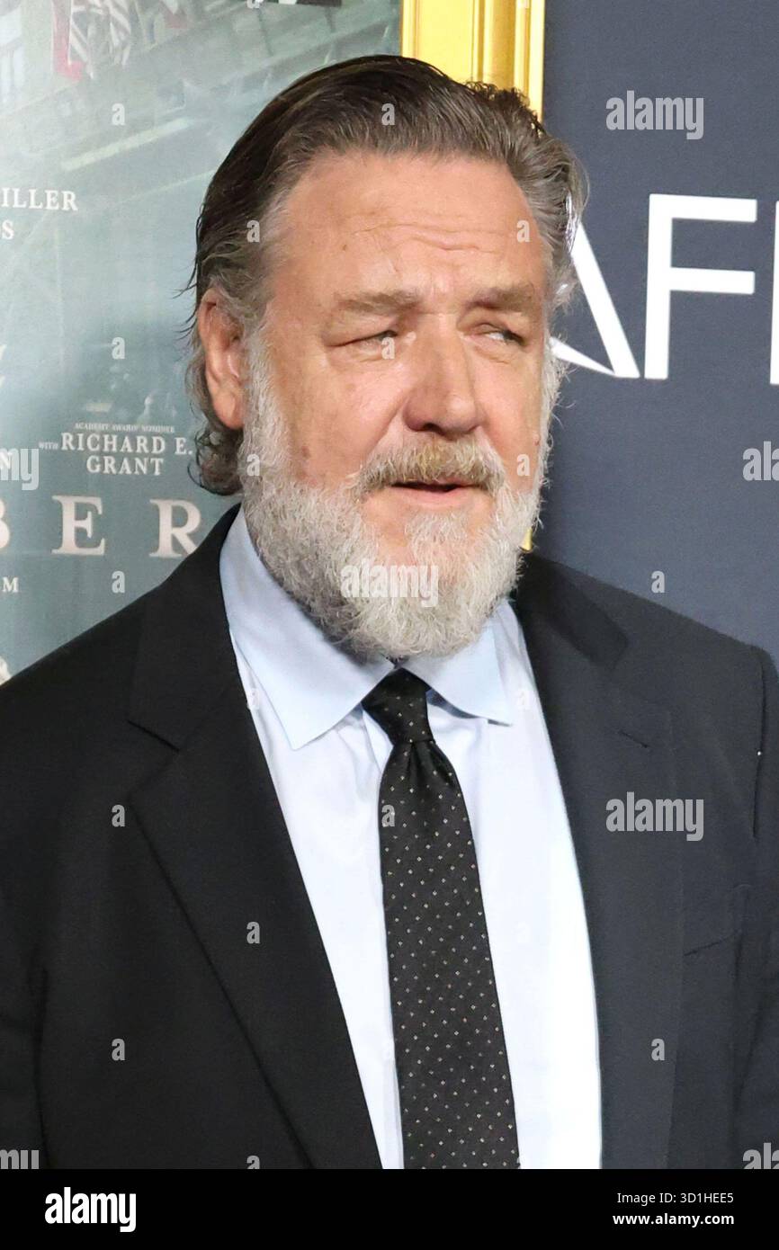 24 ottobre 2025 ca. Russell Crowe agli arrivi per la prima di NORIMBERGA all'AFI FEST 2025 presentato da Canva, TCL Chinese Theatre, Los Angeles, CA, 24 ottobre, 2025. crediti: Priscilla Grant/Everett Collection/Alamy Live News Foto Stock