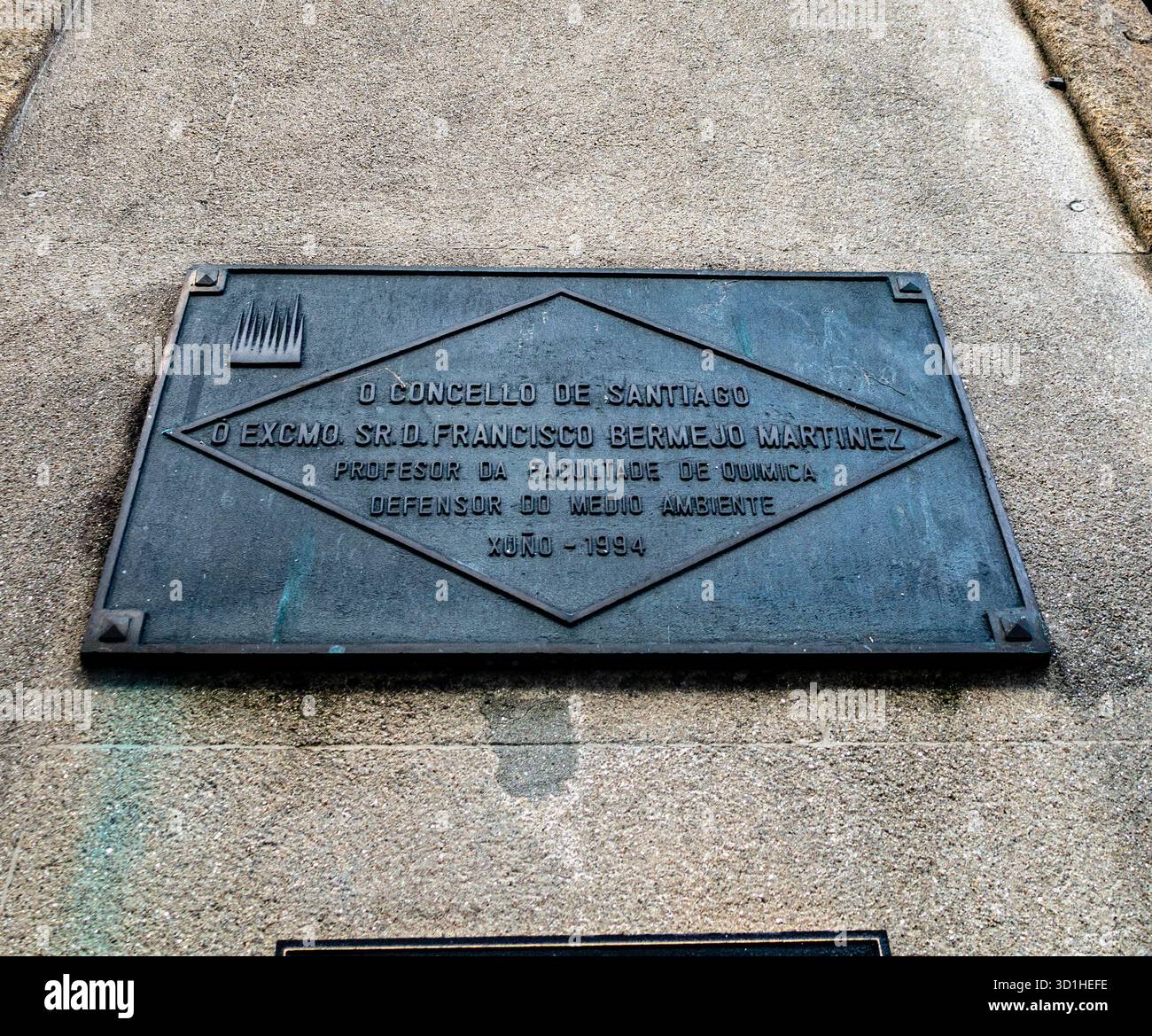 Targa a Santiago de Compostela in onore di Francisco Bermejo Martínez, professore di chimica e difensore ambientale, installata nel giugno 1994. Foto Stock