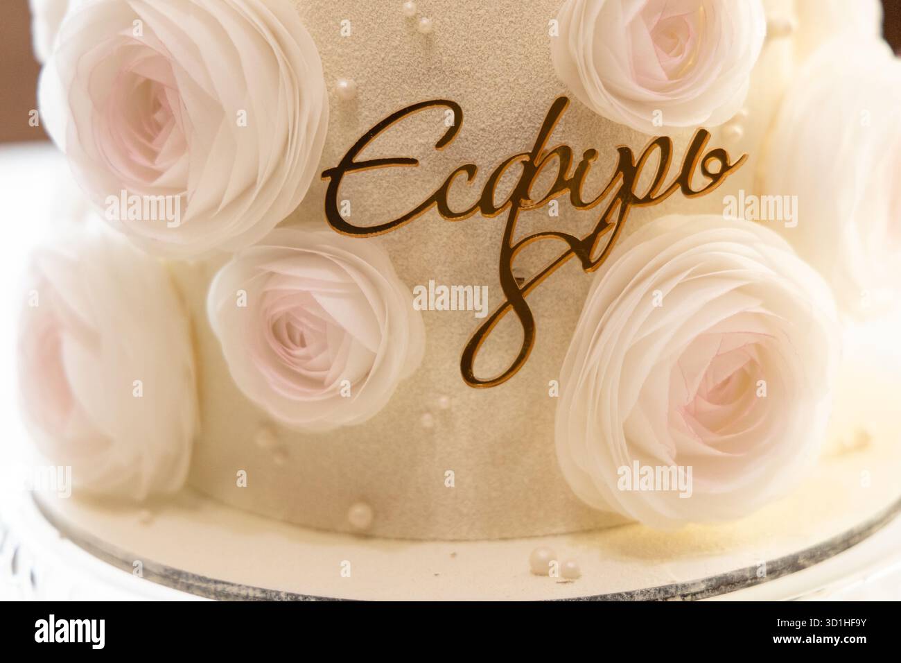 Elegante torta floreale con delicate rose rosa e un'elegante iscrizione. Foto Stock