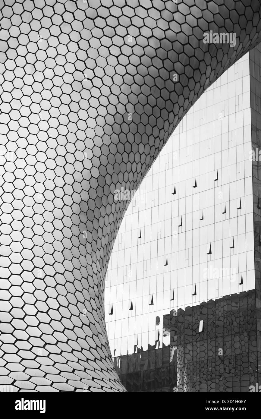 Foto astratta in bianco e nero del Museo Soumaya di città del Messico con moderna architettura esagonale e motivi geometrici di design contemporaneo Foto Stock