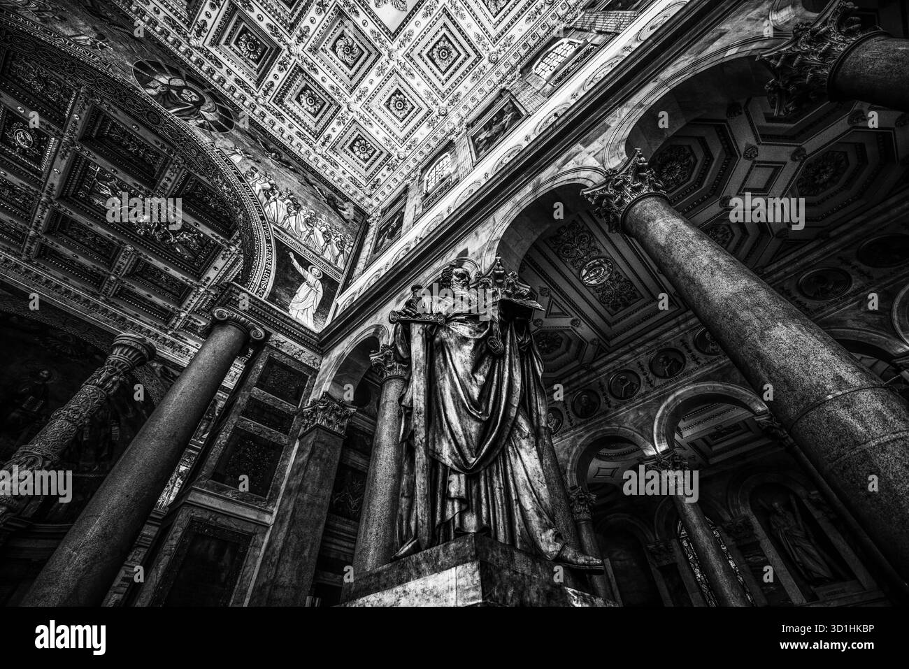 Roma, Italia - 9 dicembre 2023 - immagine dei dettagli della basilica di San Paolo fuori le mura, che mostra la sua architettura sacra e storica. Foto Stock
