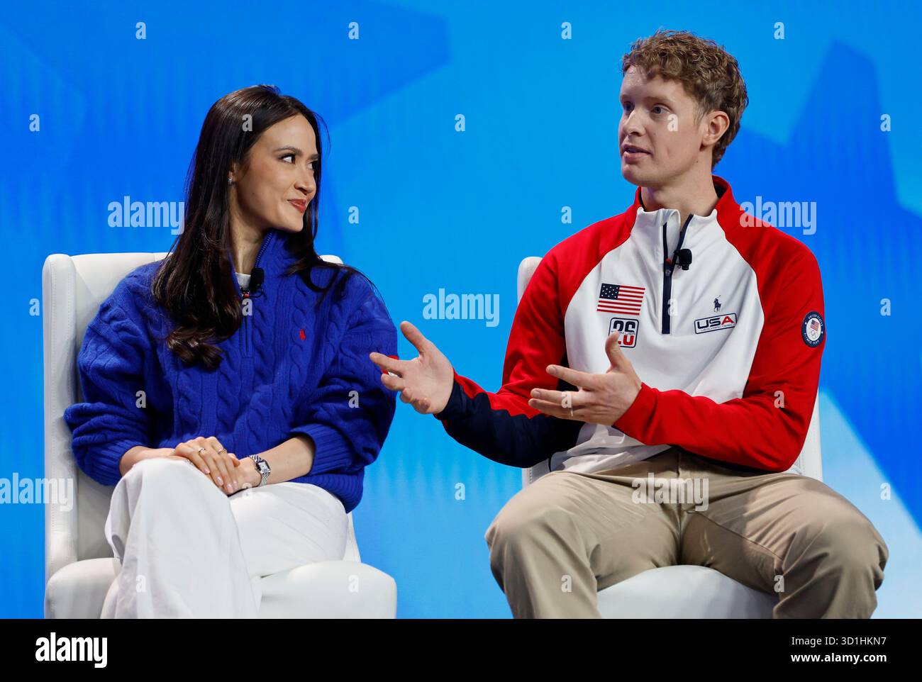 New York, Stati Uniti. 28 ottobre 2025. La ballerina americana Madison Chock, Left e suo marito e partner di pattinaggio Evan Bates partecipano al Team USA Media Summit al Javits Center martedì 28 ottobre 2025 a New York City. L'evento aiuta a mettere in luce gli atleti statunitensi nella loro ricerca per le Olimpiadi invernali 2026 a Milano Cortina, in Italia. Foto di Peter Foley/UPI. Crediti: UPI/Alamy Live News Foto Stock
