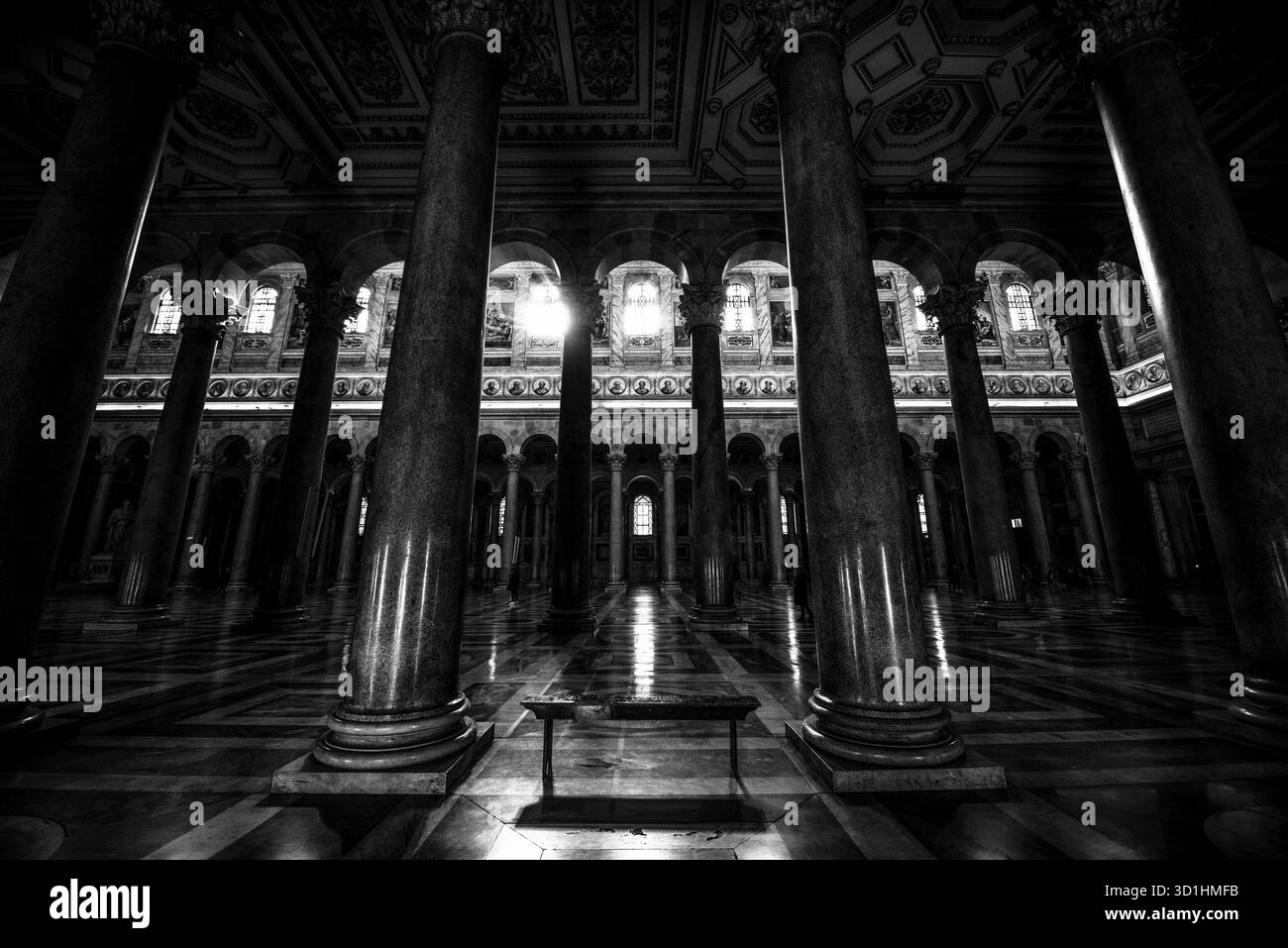 Roma, Italia - 9 dicembre 2023 - immagine dei dettagli della basilica di San Paolo fuori le mura, che mostra la sua architettura sacra e storica. Foto Stock