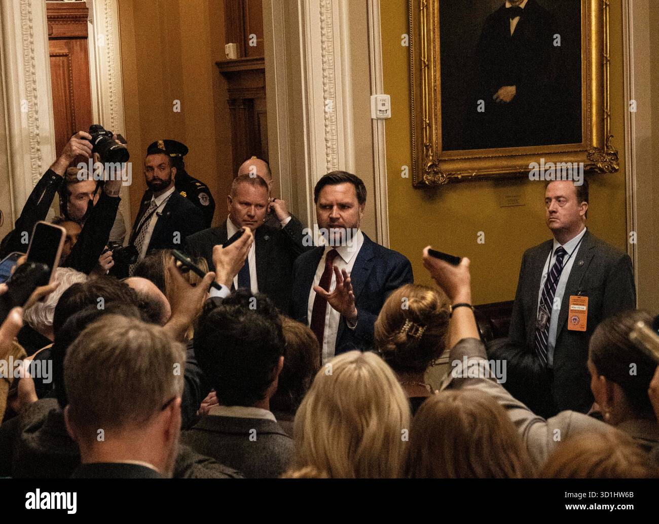 Washington, Stati Uniti d'America. 28 ottobre 2025. Il Vice Presidente degli Stati Uniti JD Vance parte dal pranzo settimanale del Senato degli Stati Uniti presso il Campidoglio degli Stati Uniti a Washington, DC, USA, martedì 28 ottobre, 2025. si è fermato e ha parlato con la stampa .Credit: Andrew Thomas/CNP/Sipa USA Credit: SIPA USA/Alamy Live News Foto Stock