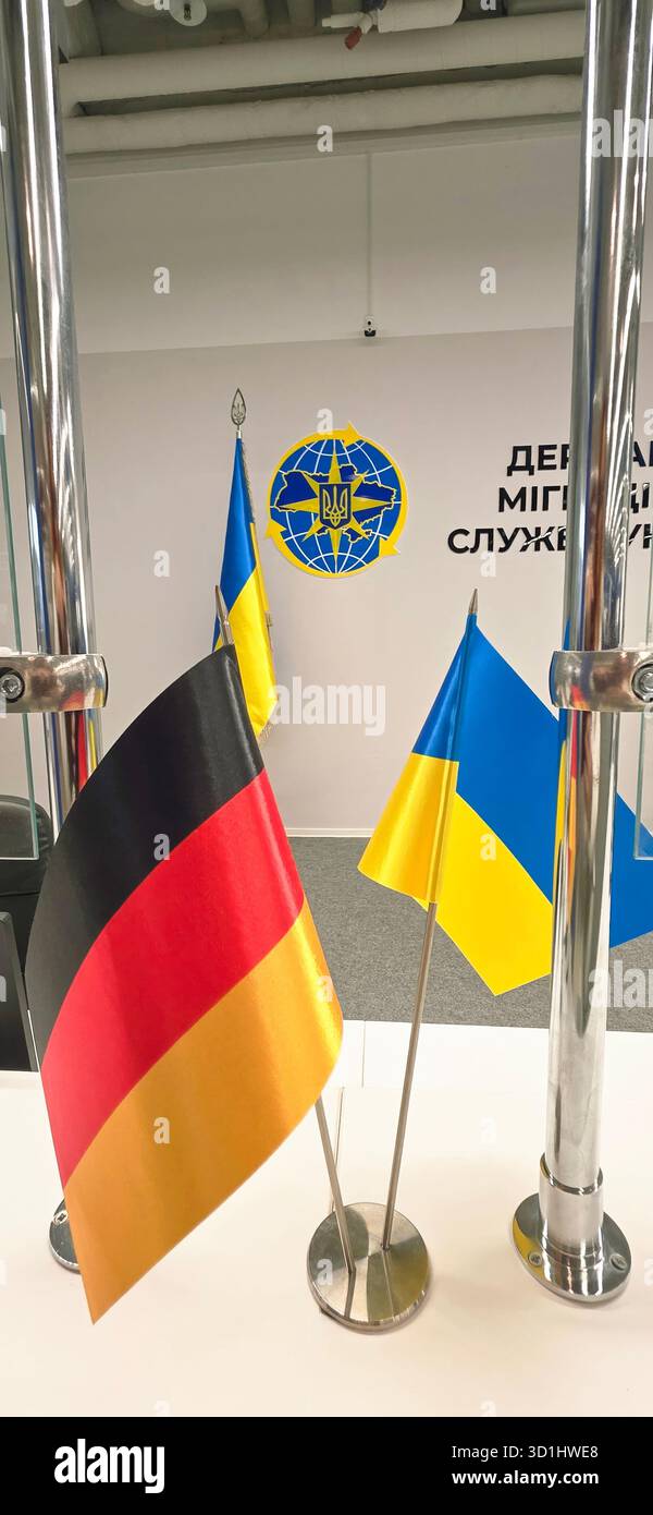 Belin, Germania - 19 maggio 2025: Le bandiere tedesche e ucraine sono esposte in modo prominente in un ufficio governativo. - Immagine stock catturata con smartphone