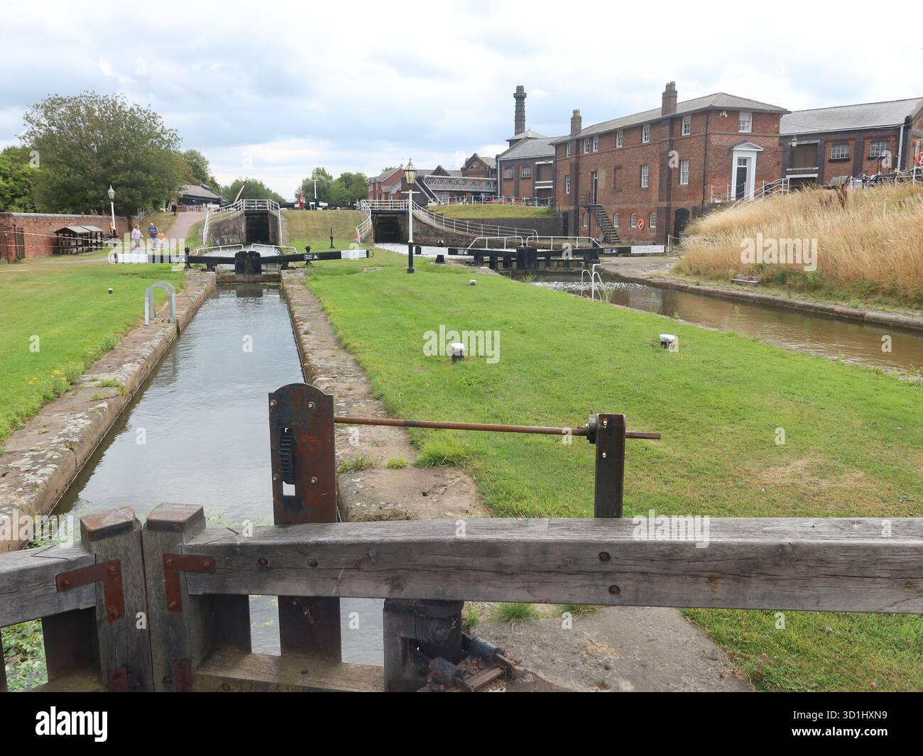 Due corsi d'acqua paralleli, stretti e con porte chiuse all'interno del sito del National Waterways Museum a Ellesmere Port; e l'edificio del Pattern Shop. Foto Stock