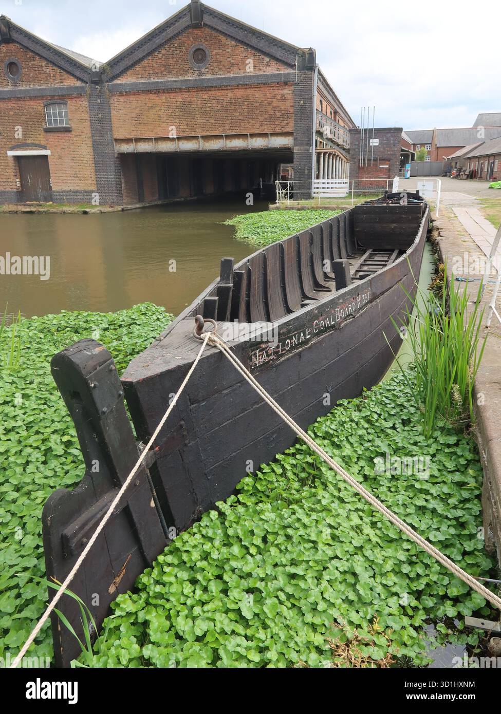 Una barca in legno dal National Coal Board, numero 337, ormeggiata come una delle barche storiche in mostra al National Waterways Museum. Foto Stock
