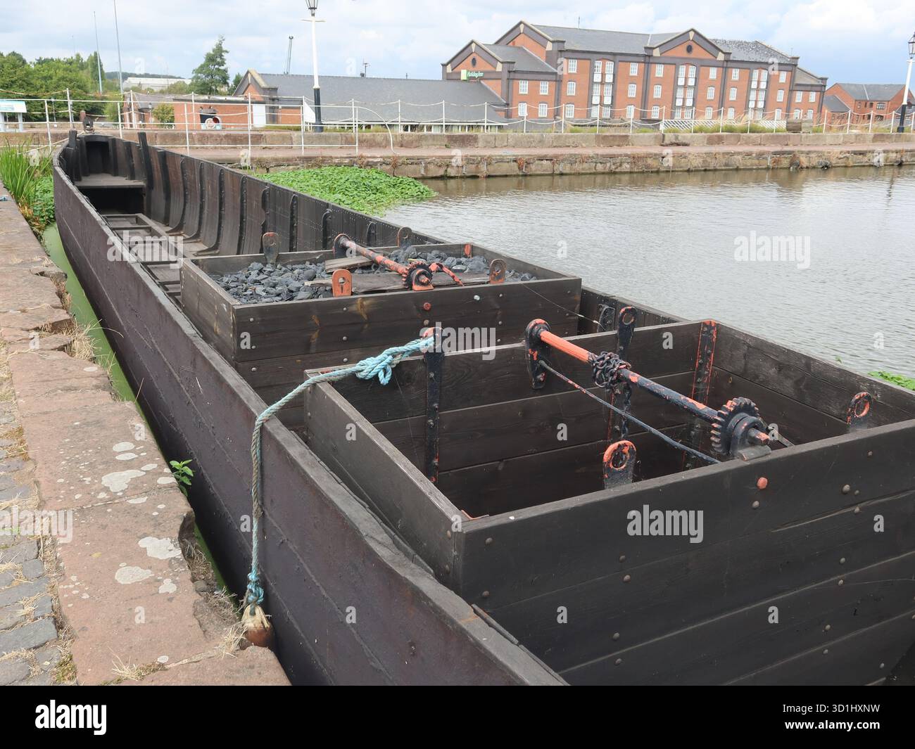 Una grande barca con un carico di carbone, una delle barche storiche in mostra al National Waterways Museum che racconta la storia dei canali. Foto Stock