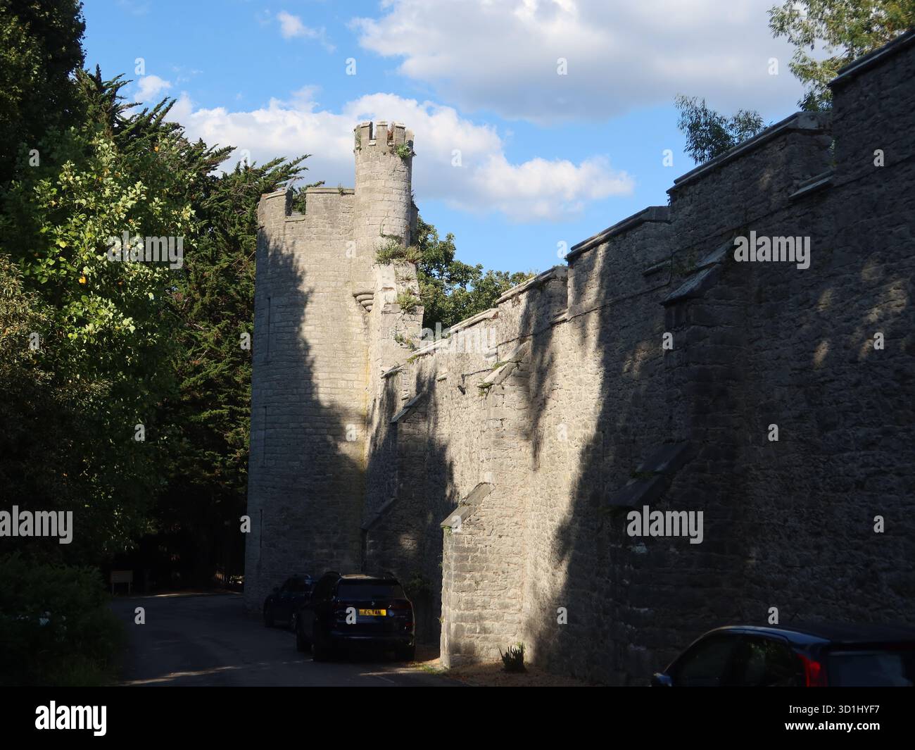 Il castello di Boddelwyddan, costruito in stile gotico vittoriano con torri torrette e sistemazioni sfarzose, è ora un Warners Leisure Hotel per brevi soggiorni. Foto Stock