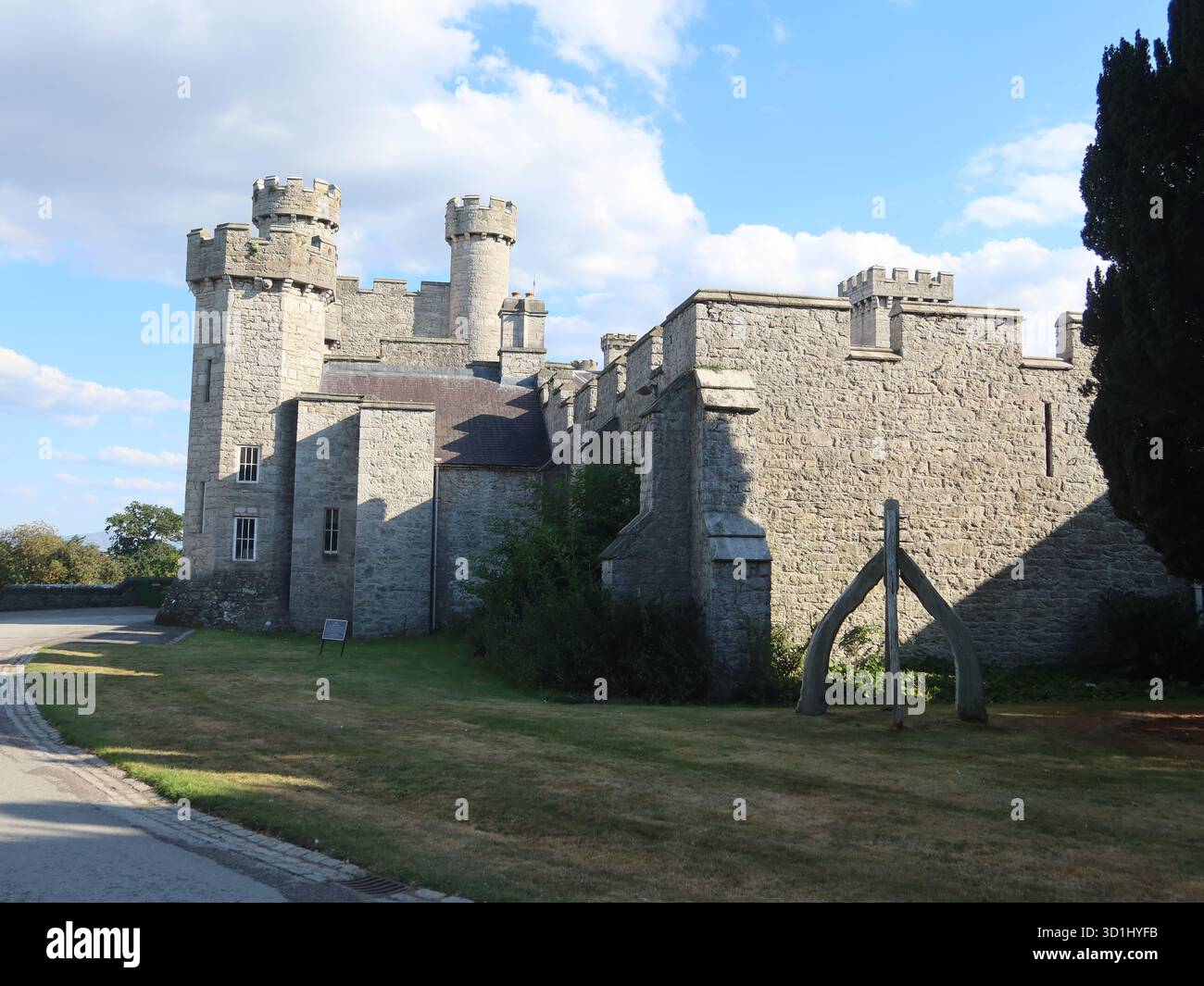 Il castello di Boddelwyddan, costruito in stile gotico vittoriano con torri torrette e sistemazioni sfarzose, è ora un Warners Leisure Hotel per brevi soggiorni. Foto Stock