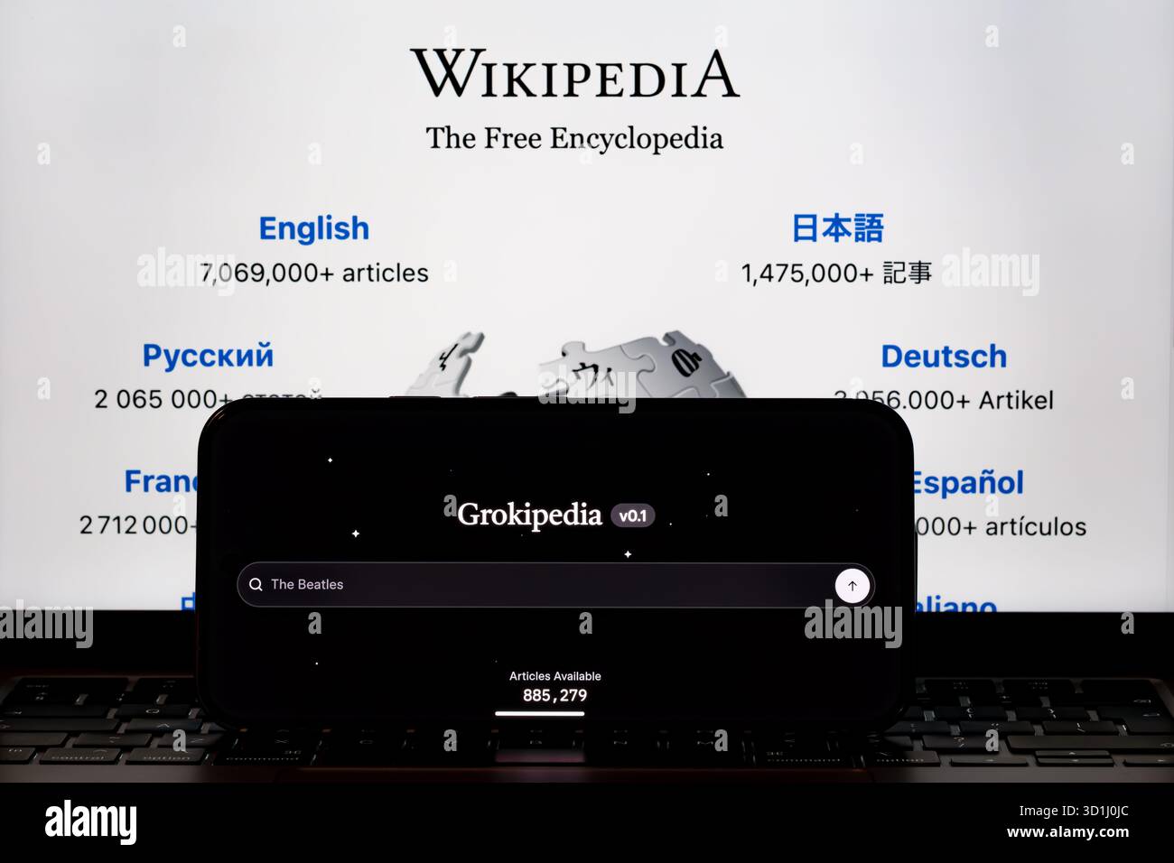 Grokipedia v0.1 su smartphone posizionato prima della homepage di Wikipedia. Concetto di concorso per enciclopedie. Stafford, Regno Unito, 28 ottobre 2025 Foto Stock