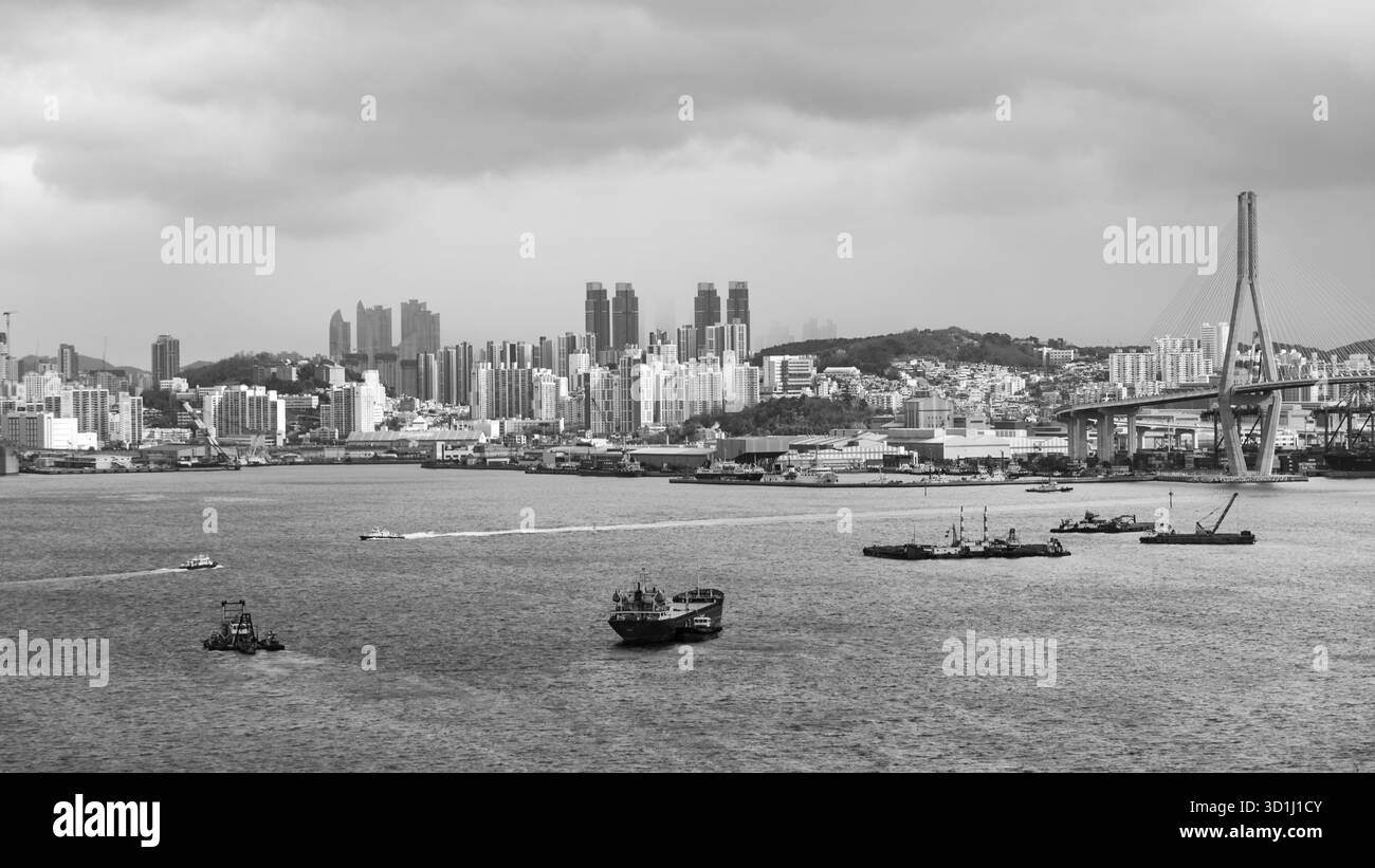 Paesaggio urbano della città metropolitana di Busan e del porto di Busan a Busan, Corea del Sud, il 15 febbraio 2023 Foto Stock
