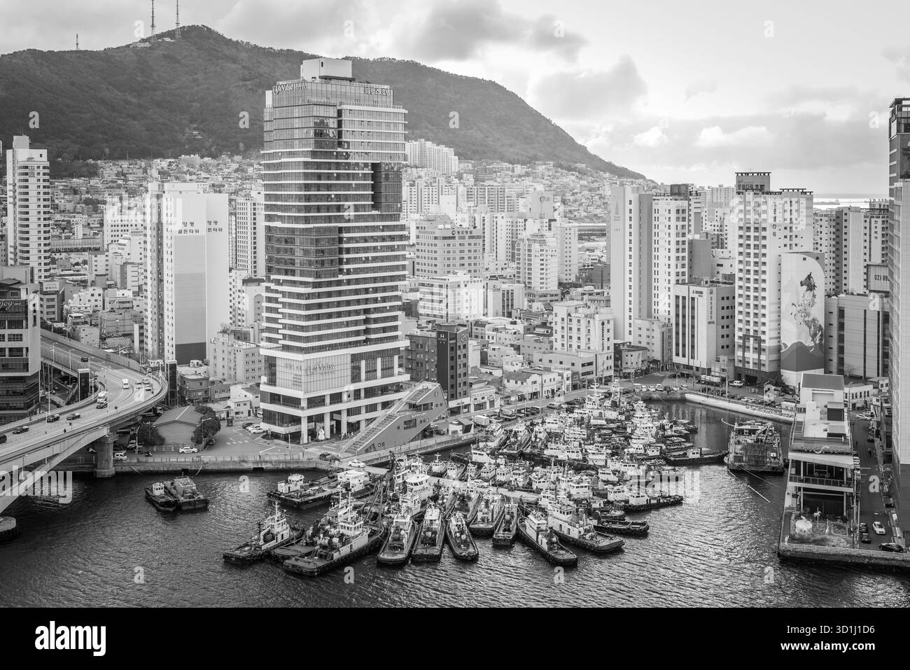 Paesaggio urbano della città metropolitana di Busan e del porto di Busan a Busan, Corea del Sud, il 15 febbraio 2023 Foto Stock