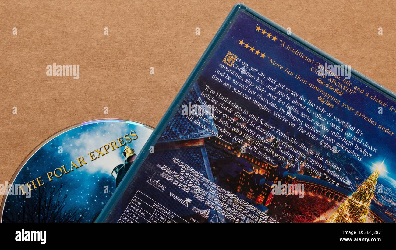 Disco DVD "The Polar Express" con copertina contenente la descrizione del filmato, isolato su sfondo chiaro e semplice. Foto Stock
