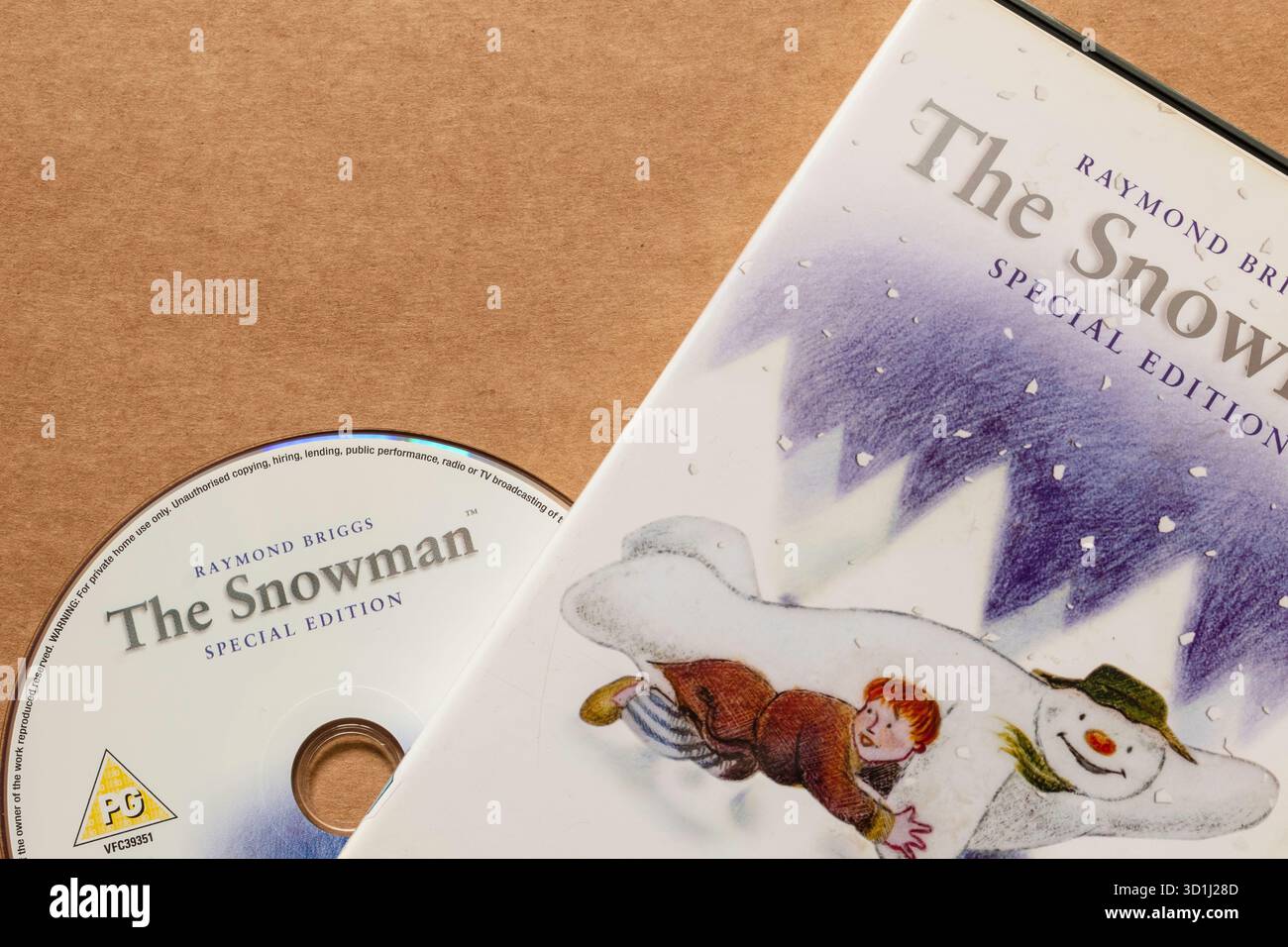 Disco DVD "The Snowman" con coperchio, isolato su sfondo bianco chiaro. Foto Stock