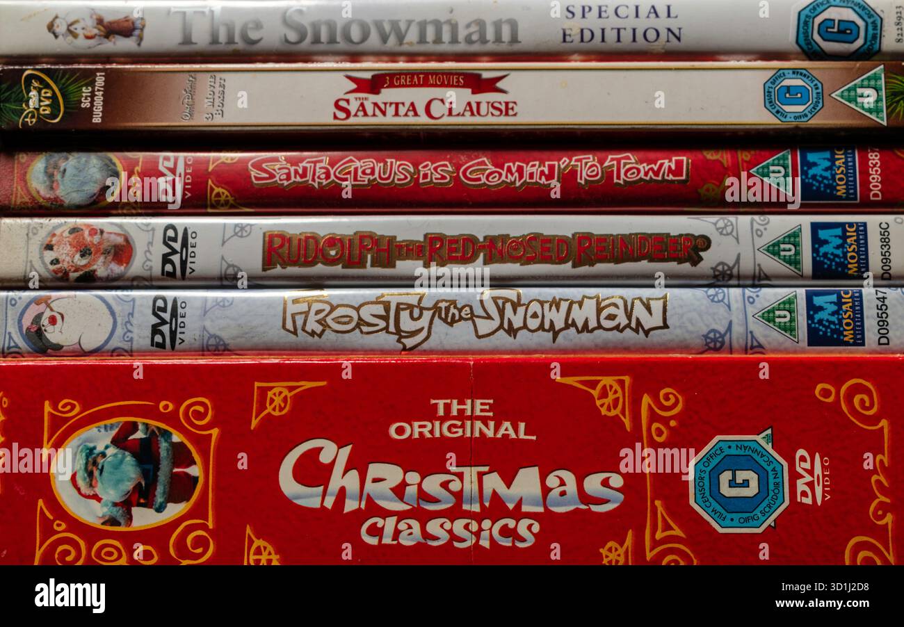 Vista dall'alto di vari DVD e scatole di Natale che mostrano film animati delle feste con titoli visibili sulle spine Foto Stock