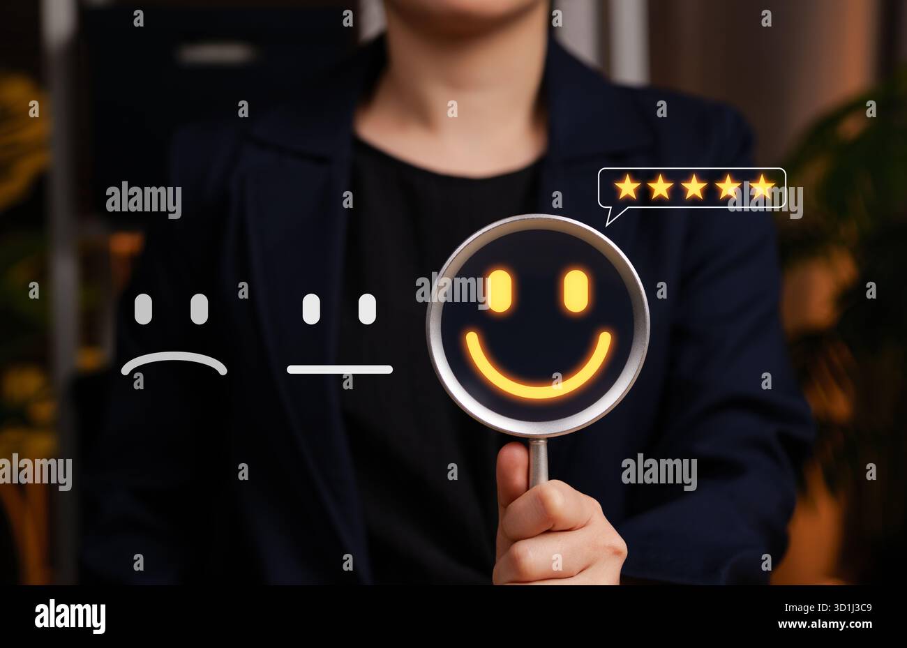 Concetto di soddisfazione del cliente e valutazione del feedback. Faccia sorridente con una recensione a cinque stelle. Perfetto per la valutazione dell'esperienza utente, la qualità del servizio e il cliente Foto Stock