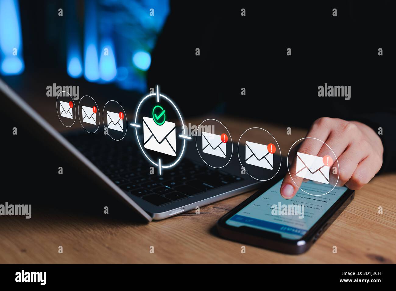 Concetto di protezione e-mail e filtraggio dello spam con dispositivi mobili che rilevano phishing o messaggi dannosi. Ideale per la sicurezza informatica, la comunicazione sicura, Foto Stock