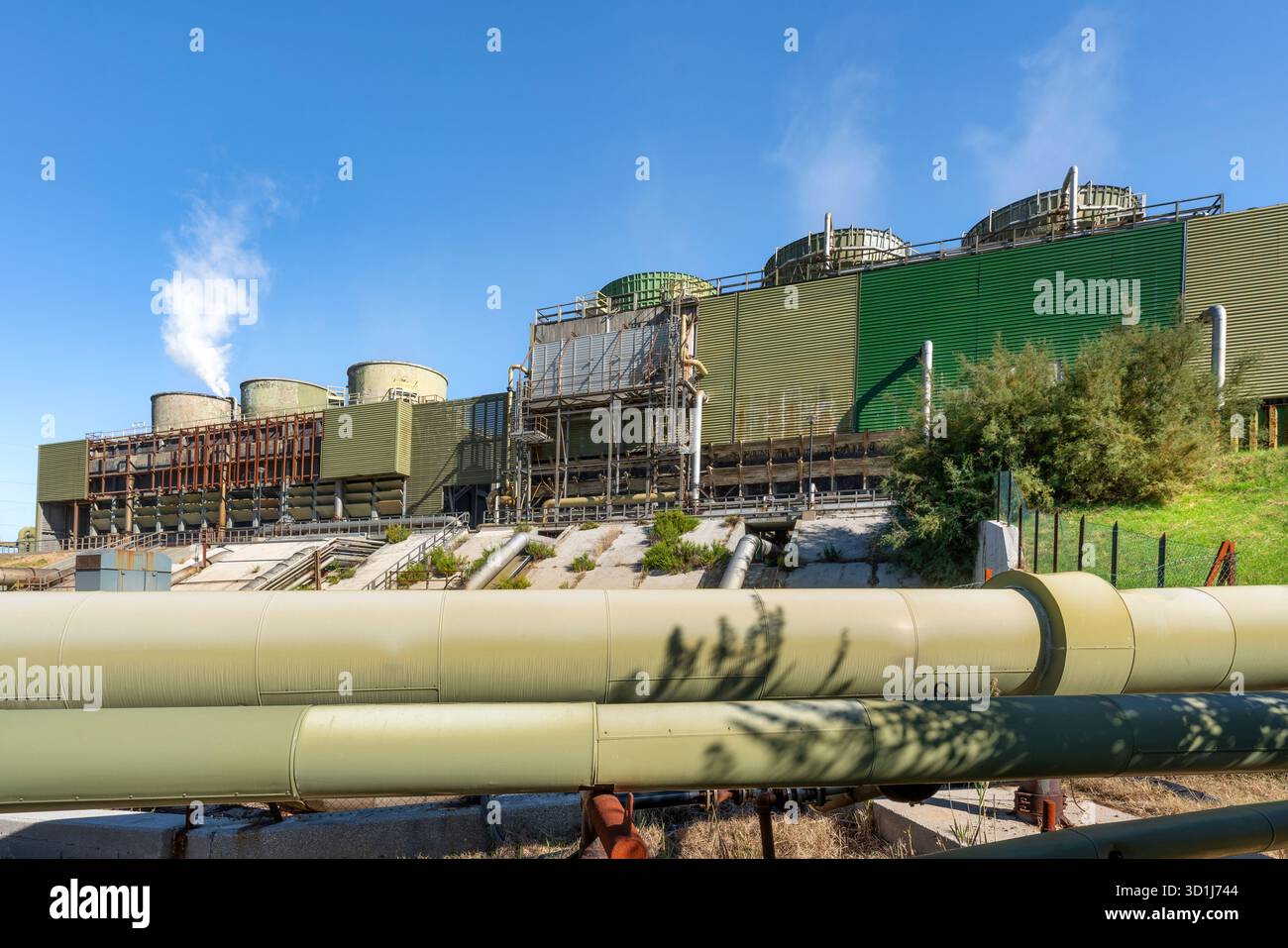Grandi tubi industriali portano a torri di raffreddamento di una centrale geotermica a Monterotondo marittimo, Toscana, Italia. Rappresenta l'energia rinnovabile pulita Foto Stock