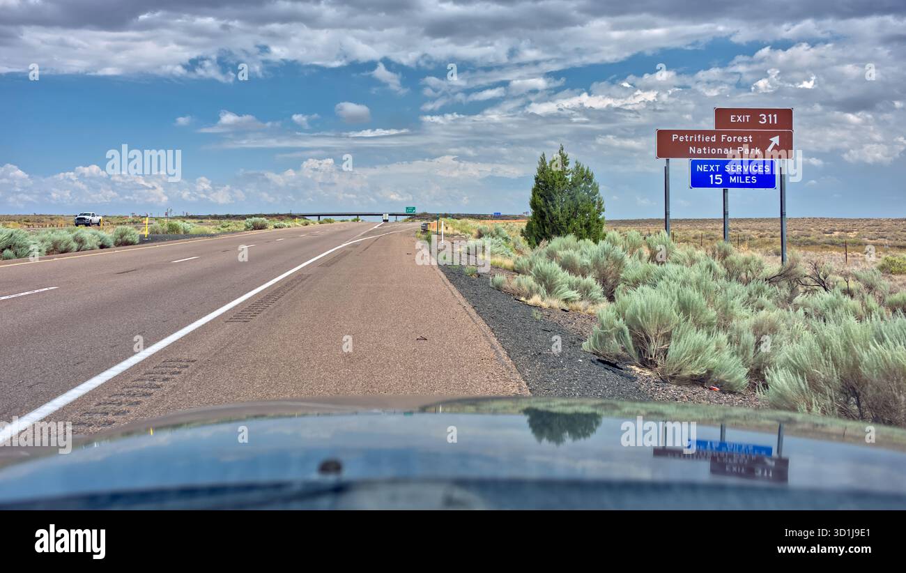 Vista dall'auto dell'uscita dell'autostrada per il Petrified Forest National Park, Arizona, USA Foto Stock