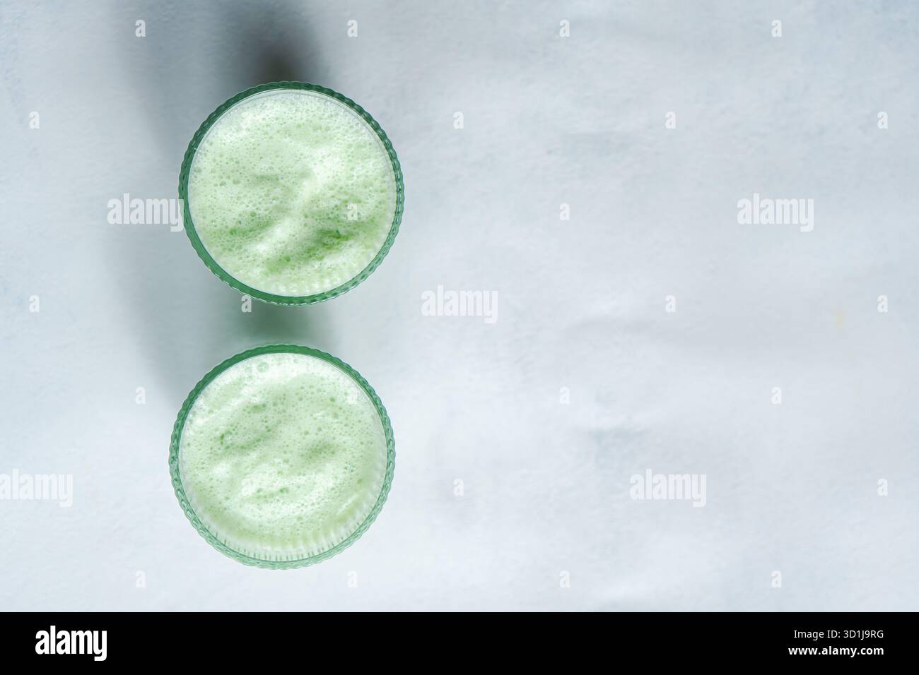 Vista dall'alto di due lattine di matcha Iced su sfondo bianco Foto Stock