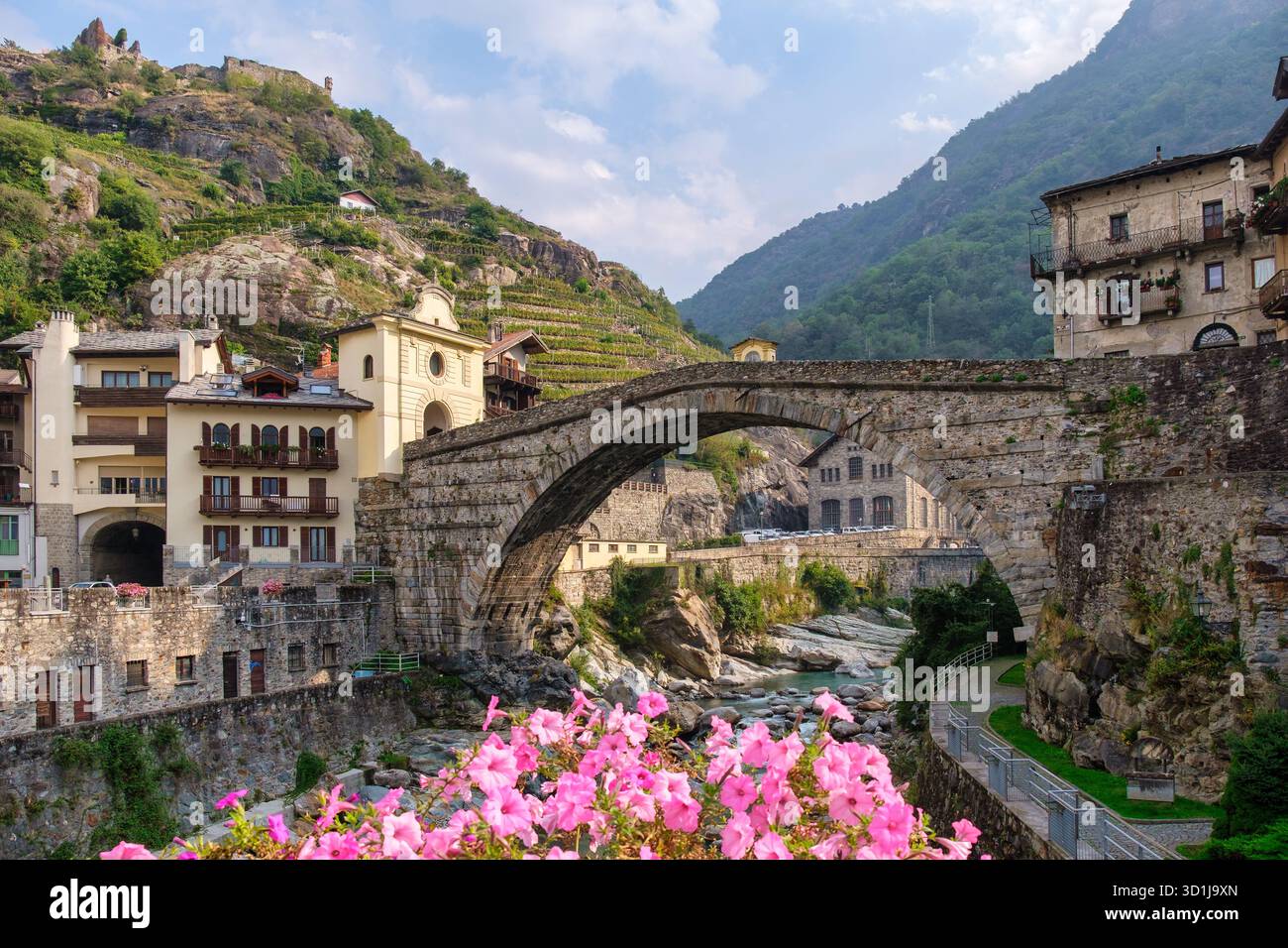 Ponte Pont-Saint-Martin sul fiume Lys, Valle d'Aosta, Italia Foto Stock