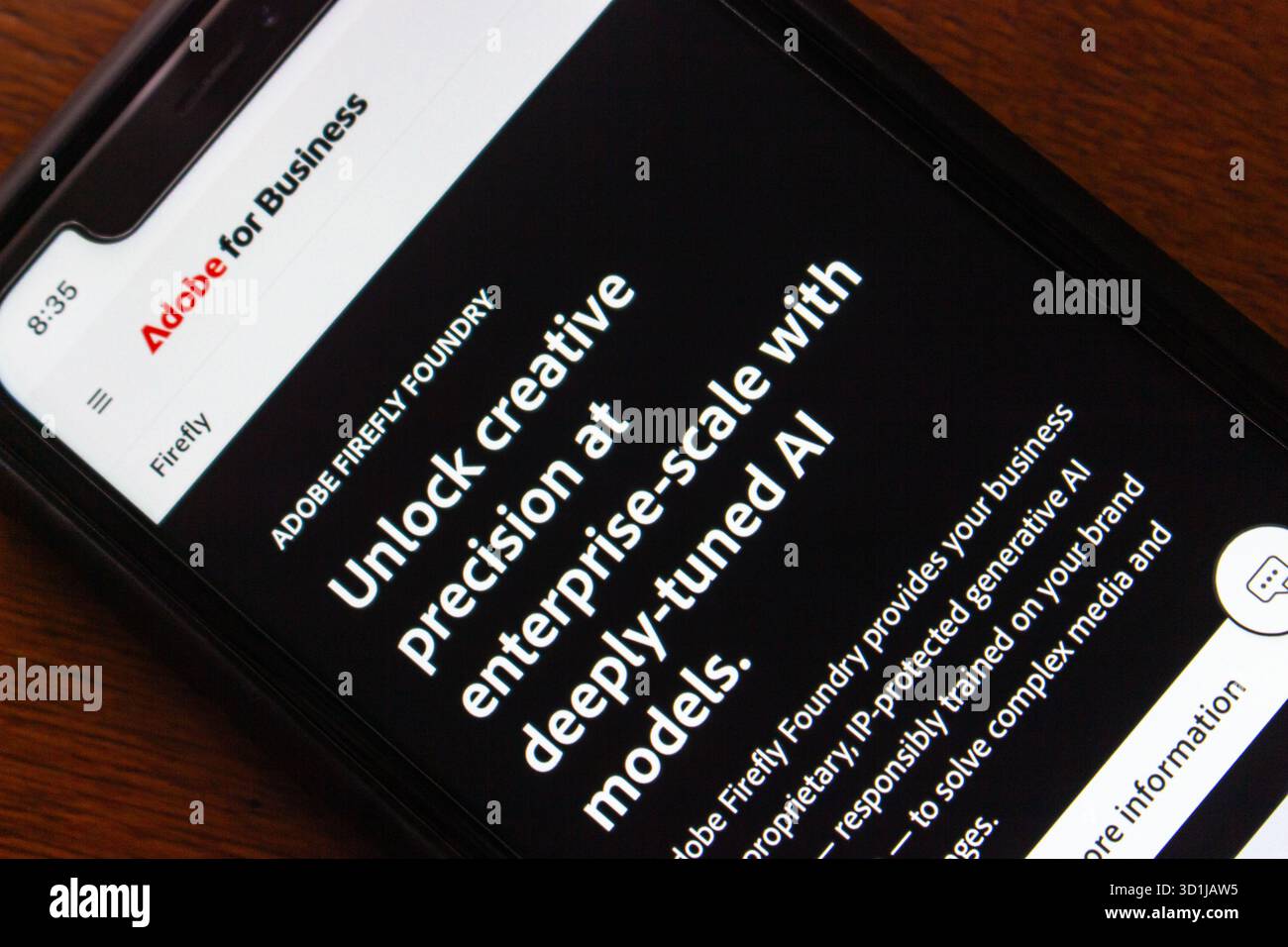 Schermo dello smartphone che visualizza la pagina Web Adobe for Business che promuove Adobe Firefly Foundry e le sue soluzioni creative generative di intelligenza artificiale su scala aziendale. Foto Stock