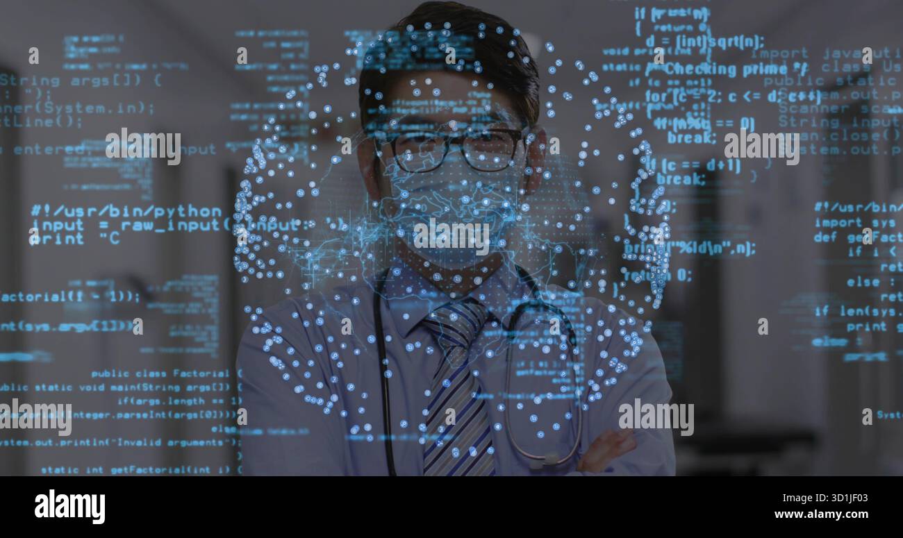 Medico cinese in piedi che indossa maschera camice da laboratorio e stetoscopio in clinica, visualizzando il codice di rete Foto Stock
