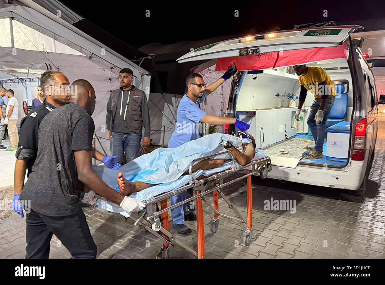 I medici del Kuwaiti Field Hospital si sono precipitati a evacuare e curare un certo numero di persone ferite, compresi i bambini, dopo che gli attacchi aerei israeliani hanno preso di mira un'area che ospitava famiglie sfollate a Khan Younis, nella Striscia di Gaza meridionale, martedì 28 ottobre 2025. Nonostante un cessate il fuoco in corso e una tregua mediata dagli Stati Uniti, Israele lanciò attacchi aerei il 28 ottobre 2025. Secondo la difesa civile palestinese, gli scioperi hanno ucciso 31 persone, tra cui 11 bambini, e ferito altri in diverse aree della Striscia di Gaza. Foto di Kuwaiti Hospital Press Service/UPI Foto Stock