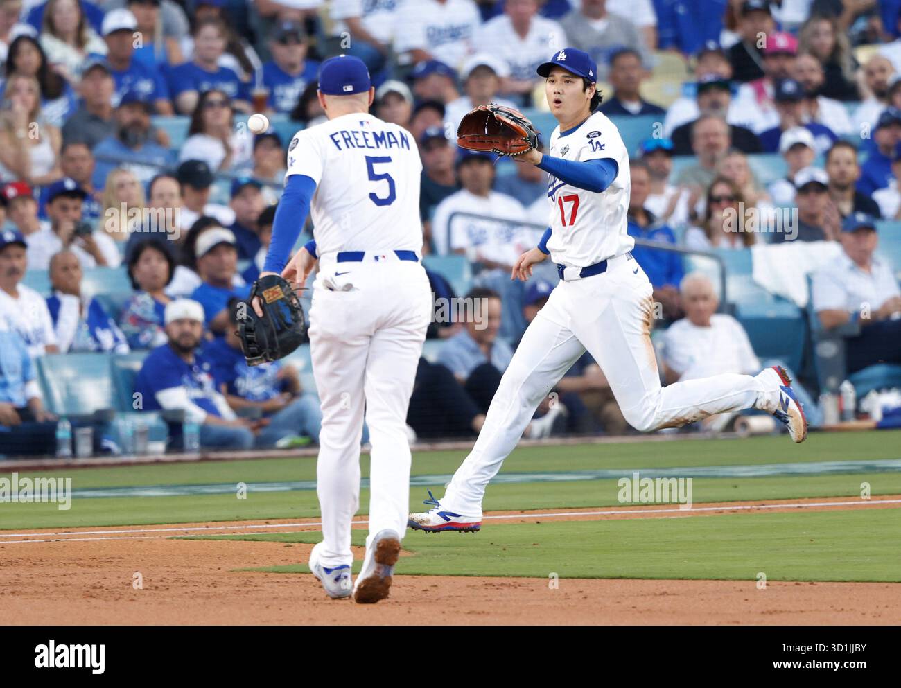 Los Angeles, Stati Uniti. 28 ottobre 2025. Los Angeles Dodgers Shohei Ohtani (17) prende un tiro da Freddie Freeman (5) per mettere fuori gioco i Toronto Blue Jays Ernie Clement nel secondo inning durante la gara 4 delle MLB World Series al Dodger Stadium di Los Angeles martedì 28 ottobre 2025. Foto di John Angelillo/UPI credito: UPI/Alamy Live News Foto Stock