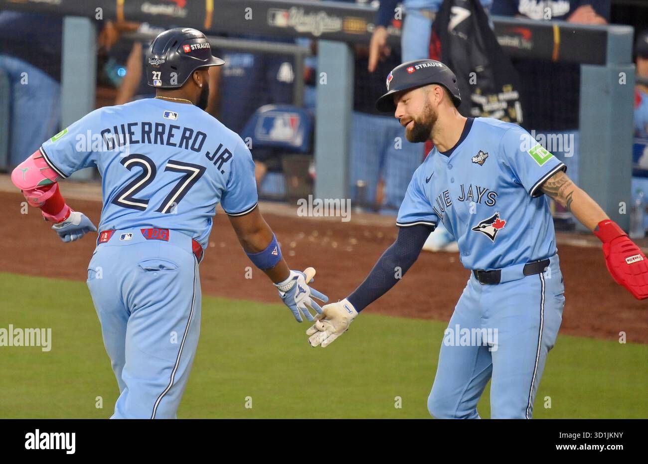 Los Angeles, Stati Uniti. 28 ottobre 2025. I Toronto Blue Jays Vladimir Guerrero Jr. (27) si congratulano con Nathan Lukes dopo aver battuto un fuoricampo da due punti nel terzo inning contro i Los Angeles Dodgers durante la gara 4 delle MLB World Series al Dodger Stadium di Los Angeles martedì 28 ottobre 2025. Foto di Jim Ruymen/UPI credito: UPI/Alamy Live News Foto Stock