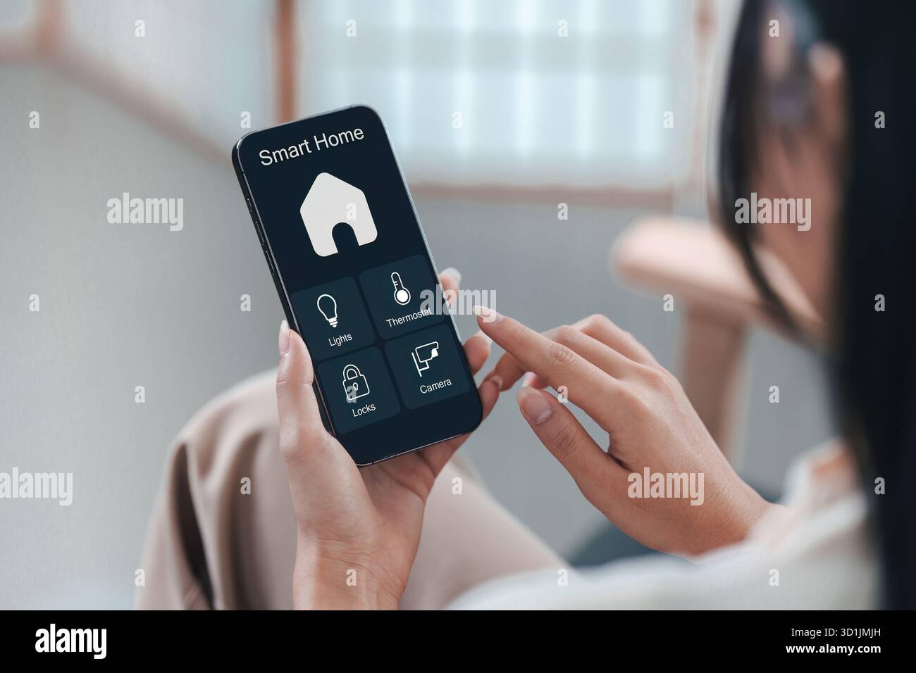 Tecnologia Smart Home. Utente che controlla i dispositivi domestici con l'app per smartphone. Foto Stock