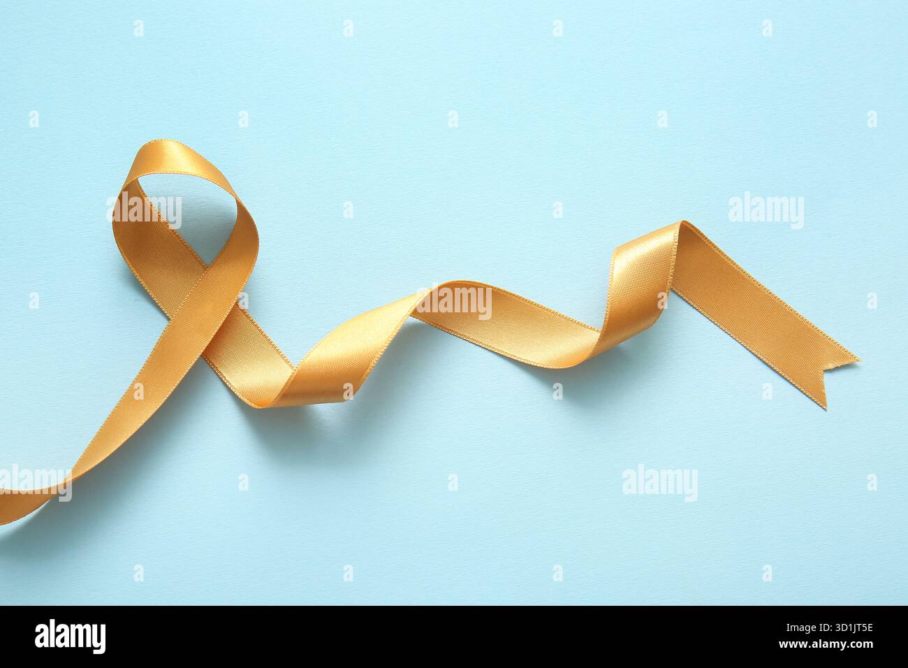 Nastro Golden Awareness su sfondo blu Foto Stock