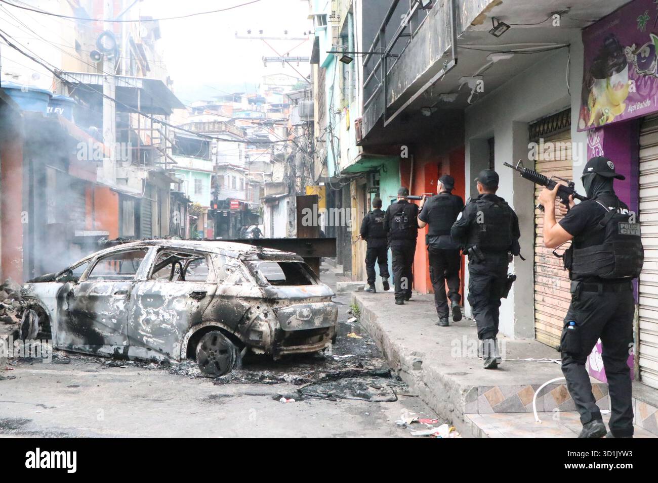 Rio De Janeiro, Brasile. 28 ottobre 2025, Rio De Janeiro, Rio De Janeiro, Brasile: Membri dell'unità speciale di polizia militare durante un'operazione di polizia contro il traffico di droga durante l'operazione di contenimento, effettuata nei complessi di Penha e Alemao. Almeno 64 persone sono morte nel massiccio raid della polizia. (Credit Image: © Jose Lucena/TheNEWS2 via ZUMA Press Wire) SOLO PER USO EDITORIALE! Non per USO commerciale! Crediti: ZUMA Press, Inc./Alamy Live News Foto Stock