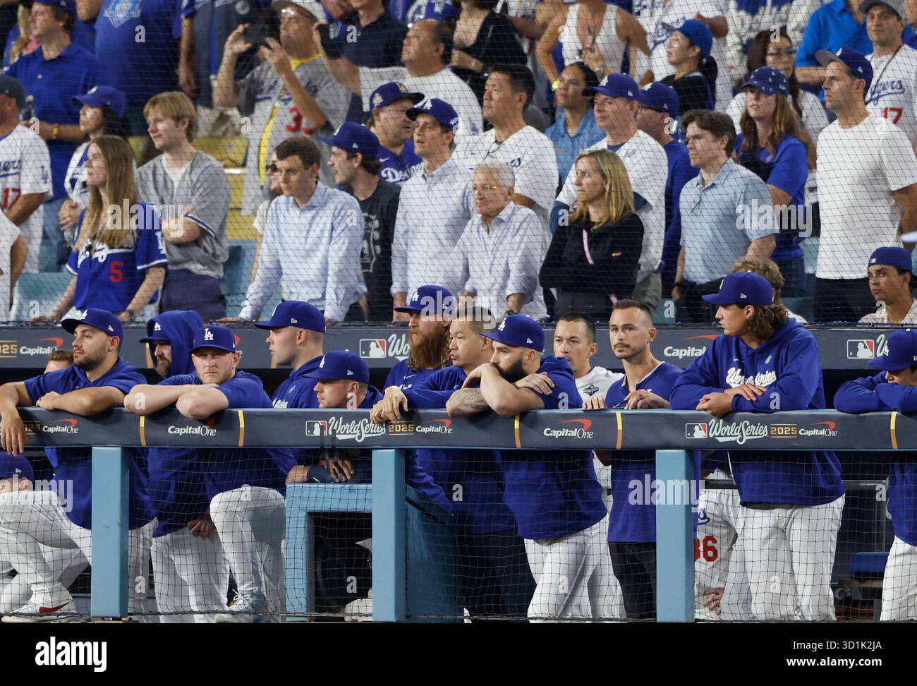 Los Angeles, Stati Uniti. 28 ottobre 2025. I giocatori dei Toronto Blue Jays guardano l'azione dalla panchina nel nono inning della partita quattro delle MLB World Series contro i Los Angeles Dodgers al Dodger Stadium di Los Angeles martedì 28 ottobre 2025. Foto di John Angelillo/UPI credito: UPI/Alamy Live News Foto Stock