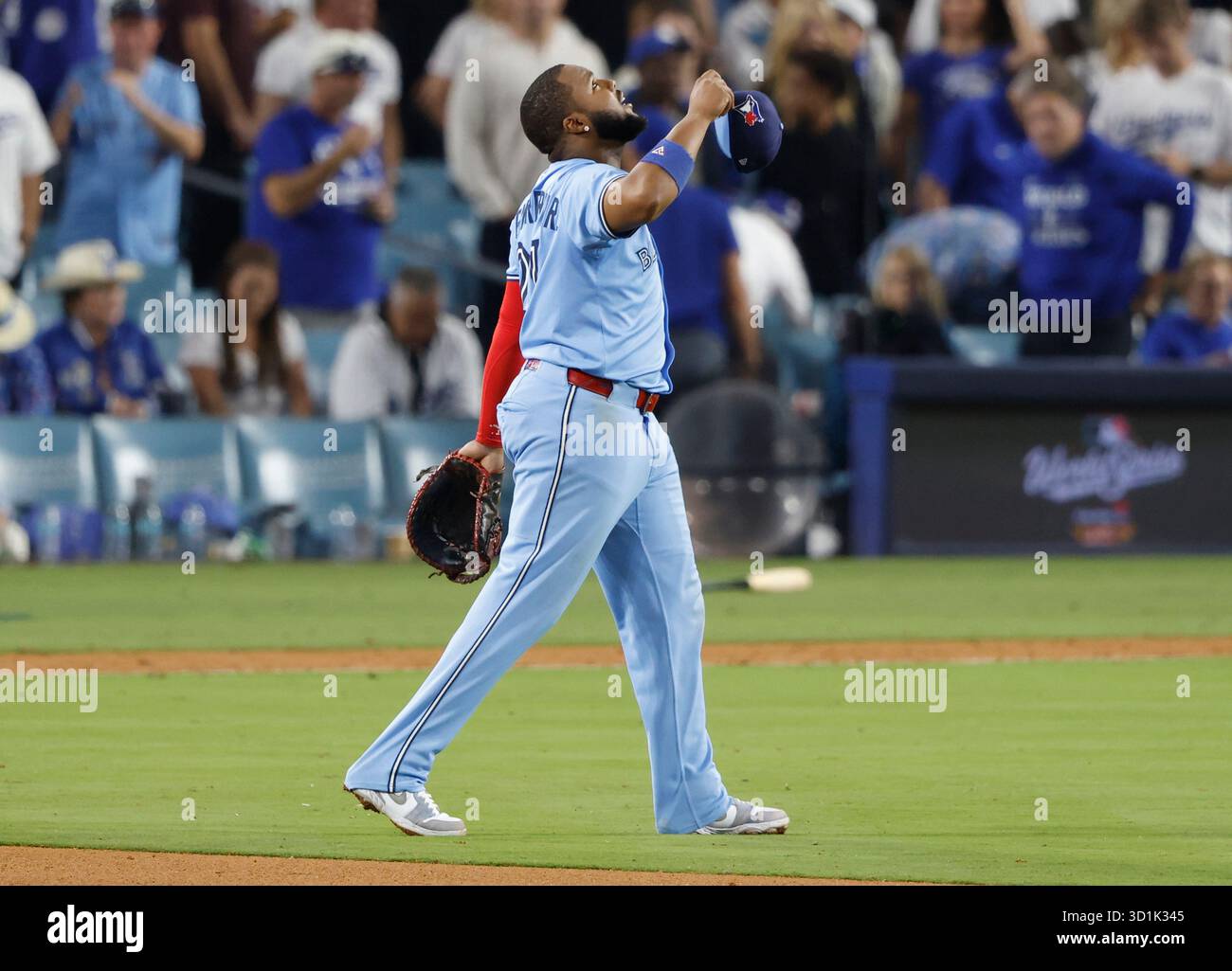 Los Angeles, Stati Uniti. 28 ottobre 2025. Toronto Blue Jays Vladimir Guerrero Jr. (27) celebra dopo che i Blue Jays sconfissero i Los Angeles Dodgers 6-2 in gara 4 delle MLB World Series al Dodger Stadium di Los Angeles martedì 28 ottobre 2025. La serie BEST-of-Seven è pari a 2-2. Foto di John Angelillo/UPI credito: UPI/Alamy Live News Foto Stock
