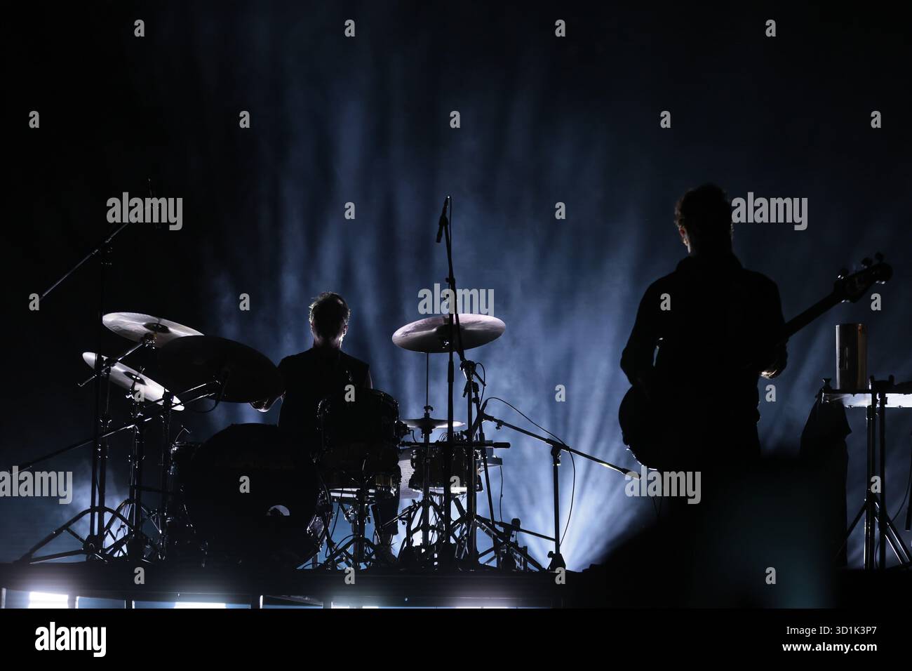 Buenos Aires, Argentina - 28 ottobre 2025: Il famoso artista colombiano Juanes si è esibito alla Movistar Arena nella capitale argentina come parte del suo "Latam Tour 2025". Il concerto, che si è svolto martedì sera, ha attirato migliaia di fan che hanno apprezzato i suoi più grandi successi e le canzoni del suo ultimo album. Lo spettacolo a Buenos Aires fa parte di una serie di spettacoli che il cantautore sta tenendo in diversi paesi dell'America Latina. (Foto: Salvador parente/ UNAR AGENCY) credito: UNAR Photo/Alamy Live News Foto Stock