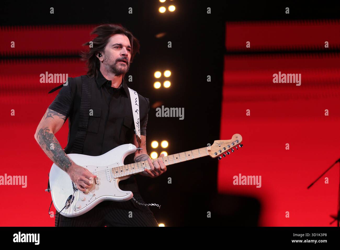 Buenos Aires, Argentina - 28 ottobre 2025: Il famoso artista colombiano Juanes si è esibito alla Movistar Arena nella capitale argentina come parte del suo "Latam Tour 2025". Il concerto, che si è svolto martedì sera, ha attirato migliaia di fan che hanno apprezzato i suoi più grandi successi e le canzoni del suo ultimo album. Lo spettacolo a Buenos Aires fa parte di una serie di spettacoli che il cantautore sta tenendo in diversi paesi dell'America Latina. (Foto: Salvador parente/ UNAR AGENCY) credito: UNAR Photo/Alamy Live News Foto Stock