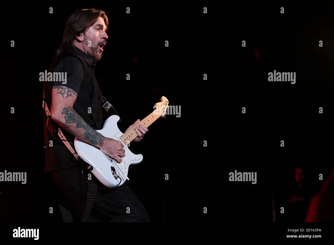 Buenos Aires, Argentina - 28 ottobre 2025: Il famoso artista colombiano Juanes si è esibito alla Movistar Arena nella capitale argentina come parte del suo "Latam Tour 2025". Il concerto, che si è svolto martedì sera, ha attirato migliaia di fan che hanno apprezzato i suoi più grandi successi e le canzoni del suo ultimo album. Lo spettacolo a Buenos Aires fa parte di una serie di spettacoli che il cantautore sta tenendo in diversi paesi dell'America Latina. (Foto: Salvador parente/ UNAR AGENCY) credito: UNAR Photo/Alamy Live News Foto Stock