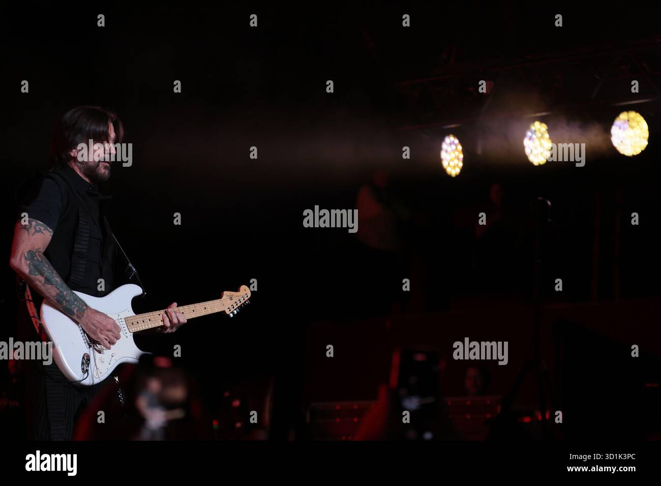 Buenos Aires, Argentina - 28 ottobre 2025: Il famoso artista colombiano Juanes si è esibito alla Movistar Arena nella capitale argentina come parte del suo "Latam Tour 2025". Il concerto, che si è svolto martedì sera, ha attirato migliaia di fan che hanno apprezzato i suoi più grandi successi e le canzoni del suo ultimo album. Lo spettacolo a Buenos Aires fa parte di una serie di spettacoli che il cantautore sta tenendo in diversi paesi dell'America Latina. (Foto: Salvador parente/ UNAR AGENCY) credito: UNAR Photo/Alamy Live News Foto Stock