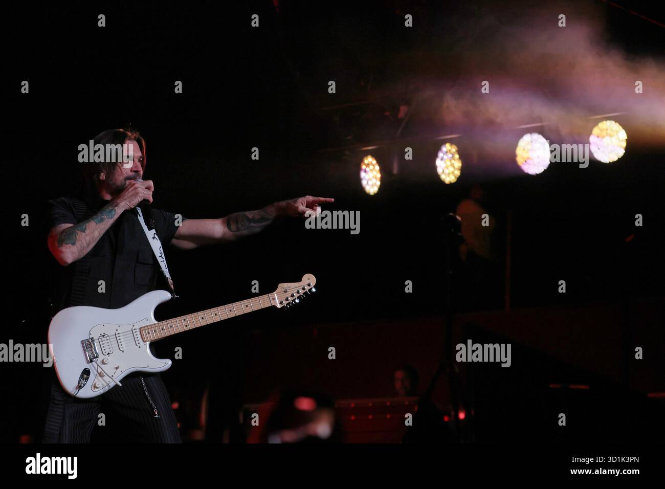 Buenos Aires, Argentina - 28 ottobre 2025: Il famoso artista colombiano Juanes si è esibito alla Movistar Arena nella capitale argentina come parte del suo "Latam Tour 2025". Il concerto, che si è svolto martedì sera, ha attirato migliaia di fan che hanno apprezzato i suoi più grandi successi e le canzoni del suo ultimo album. Lo spettacolo a Buenos Aires fa parte di una serie di spettacoli che il cantautore sta tenendo in diversi paesi dell'America Latina. (Foto: Salvador parente/ UNAR AGENCY) credito: UNAR Photo/Alamy Live News Foto Stock