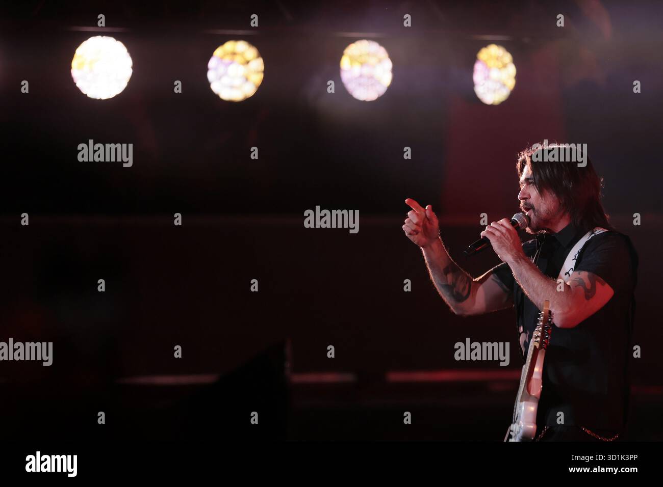 Buenos Aires, Argentina - 28 ottobre 2025: Il famoso artista colombiano Juanes si è esibito alla Movistar Arena nella capitale argentina come parte del suo "Latam Tour 2025". Il concerto, che si è svolto martedì sera, ha attirato migliaia di fan che hanno apprezzato i suoi più grandi successi e le canzoni del suo ultimo album. Lo spettacolo a Buenos Aires fa parte di una serie di spettacoli che il cantautore sta tenendo in diversi paesi dell'America Latina. (Foto: Salvador parente/ UNAR AGENCY) credito: UNAR Photo/Alamy Live News Foto Stock