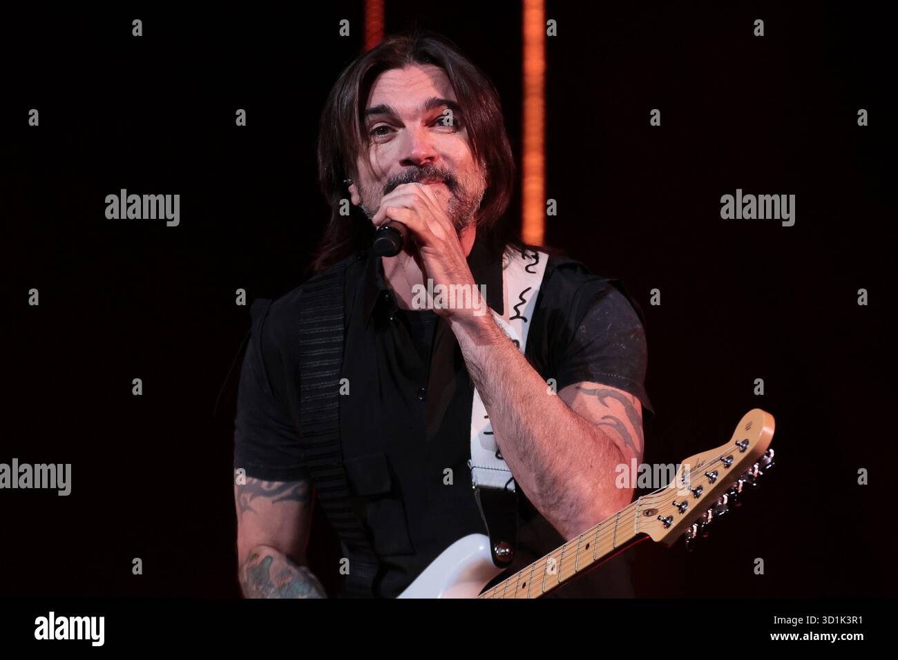 Buenos Aires, Argentina - 28 ottobre 2025: Il famoso artista colombiano Juanes si è esibito alla Movistar Arena nella capitale argentina come parte del suo "Latam Tour 2025". Il concerto, che si è svolto martedì sera, ha attirato migliaia di fan che hanno apprezzato i suoi più grandi successi e le canzoni del suo ultimo album. Lo spettacolo a Buenos Aires fa parte di una serie di spettacoli che il cantautore sta tenendo in diversi paesi dell'America Latina. (Foto: Salvador parente/ UNAR AGENCY) credito: UNAR Photo/Alamy Live News Foto Stock