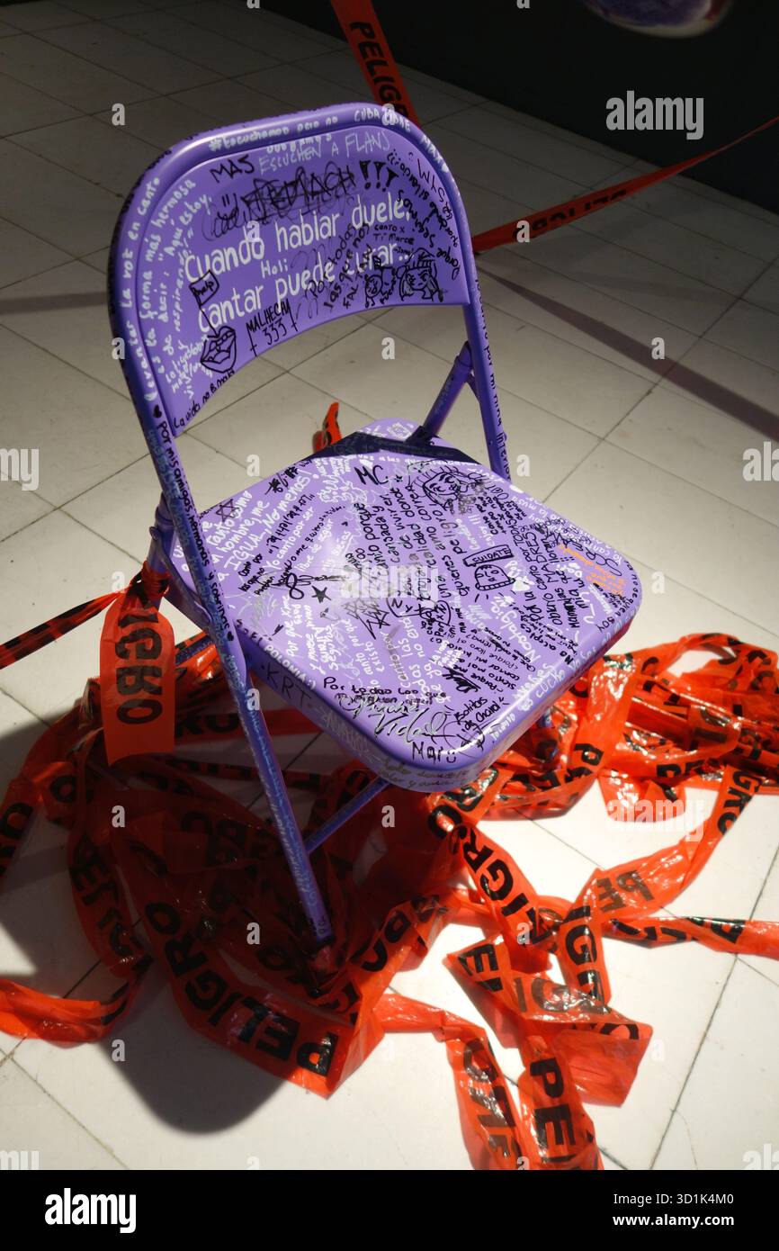 "Cross Cultural Chair" da un progetto di design dello studio delaO in mostra al Museo di Arte Contemporanea di San Luis Potosi, Messico Foto Stock