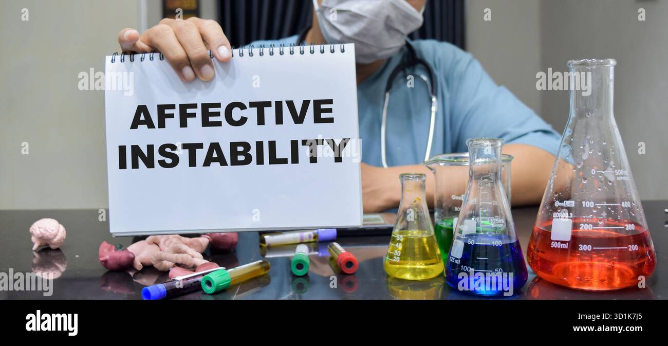 Un tecnico di laboratorio studia le fluttuazioni emotive sulla salute mentale dovute all'instabilità affettiva. concetto di ricerca scientifica Foto Stock