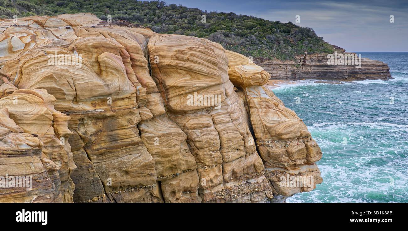 Antichi strati di depositi di sedimenti in pietra arenaria a motivi esposti lungo le scogliere costiere del Bouddi National Park, nuovo Galles del Sud, Australia Foto Stock
