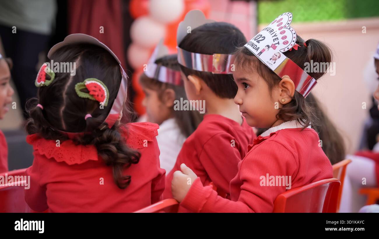 Celebrazioni della Festa della Repubblica in Turchia i bambini celebrano il 102 ° anniversario della Festa della Repubblica della Turchia, una festa nazionale che commemora il 29 ottobre 1923, quando Mustafa Kemal Atatürk proclamò la fondazione della Repubblica di Turchia. Gaziantep, Turchia 29 ottobre 2025. Gaziantep Turchia Copyright: XMohammadxBashirxAldaherx Foto Stock