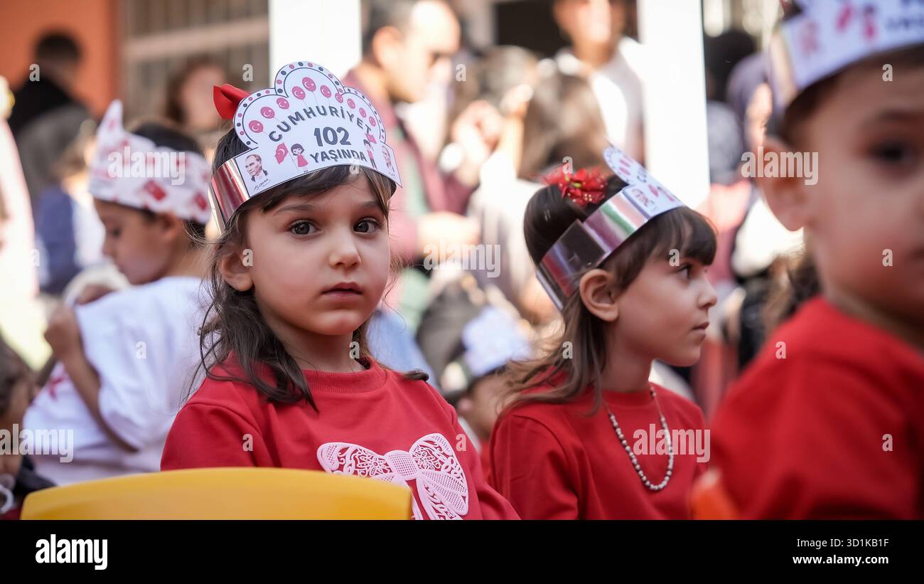Celebrazioni della Festa della Repubblica in Turchia i bambini celebrano il 102 ° anniversario della Festa della Repubblica della Turchia, una festa nazionale che commemora il 29 ottobre 1923, quando Mustafa Kemal Atatürk proclamò la fondazione della Repubblica di Turchia. Gaziantep, Turchia 29 ottobre 2025. Gaziantep Turchia Copyright: XMohammadxBashirxAldaherx Foto Stock