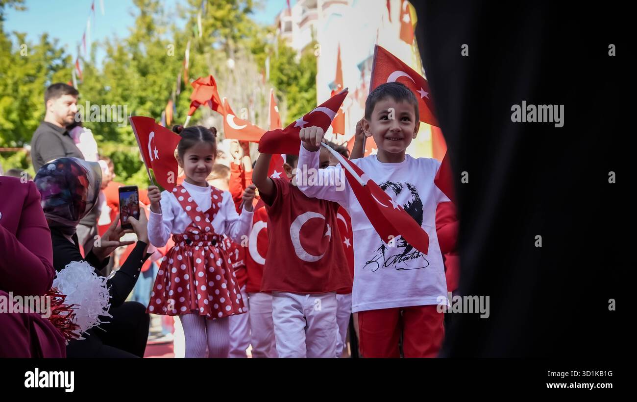 Celebrazioni della Festa della Repubblica in Turchia i bambini celebrano il 102 ° anniversario della Festa della Repubblica della Turchia, una festa nazionale che commemora il 29 ottobre 1923, quando Mustafa Kemal Atatürk proclamò la fondazione della Repubblica di Turchia. Gaziantep, Turchia 29 ottobre 2025. Gaziantep Turchia Copyright: XMohammadxBashirxAldaherx Foto Stock